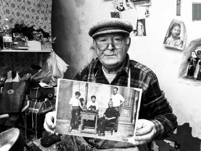 Guardate qui - dice Antonio brandendo una foto in bianco e nero -. In questa istantanea avevo 18 anni e fui ritratto nella bottega dove facevo apprendistato assieme al mio maestro con suo figlio, un mio zio paterno e un amico del vicinato�